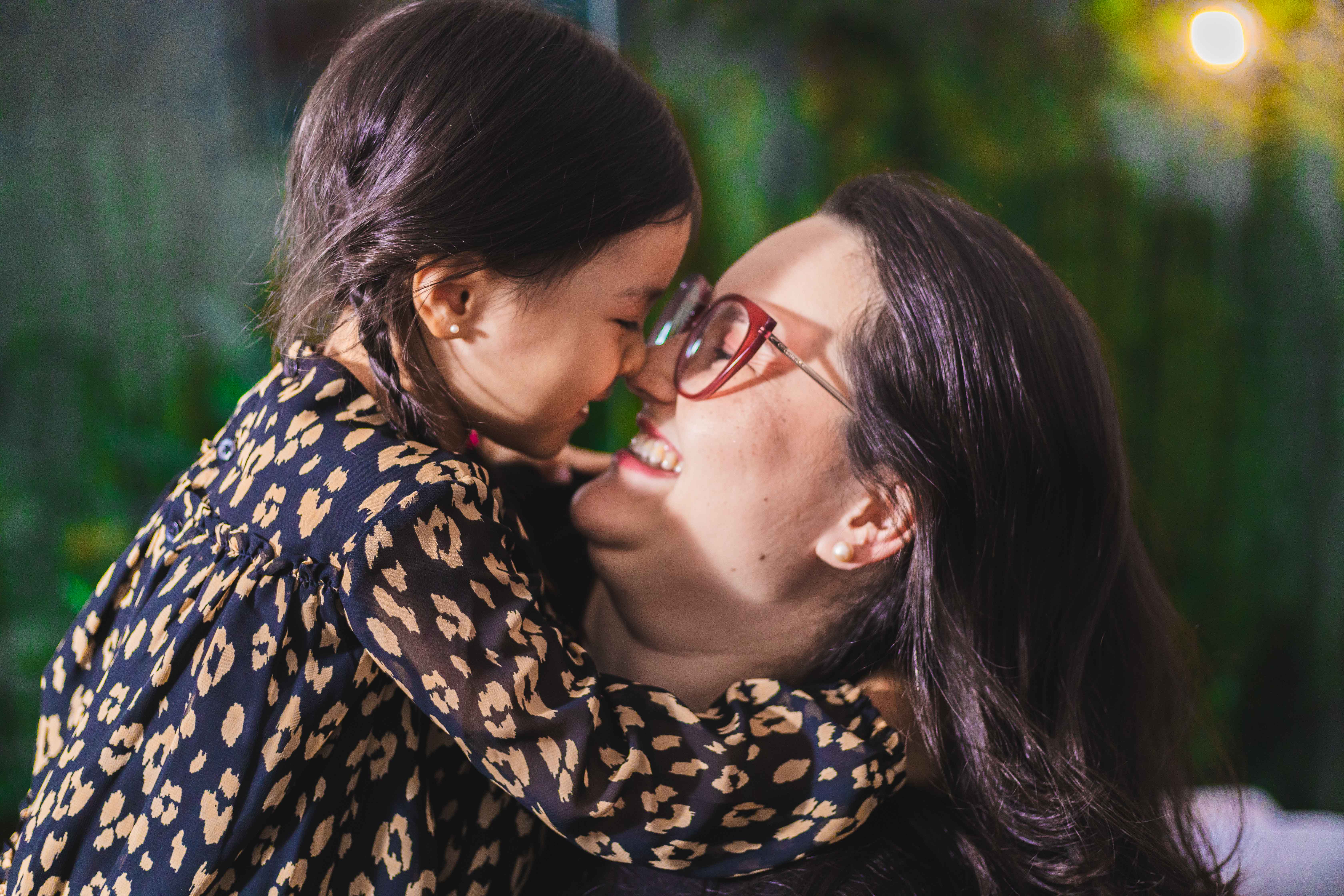 Mãe e filha em momento de carinho